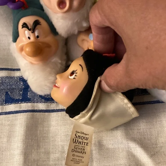 VINTAGE SNOW WHITE AND THE SEVEN DWARFS PLUSH Keychain Set - - Picture 2 of 7